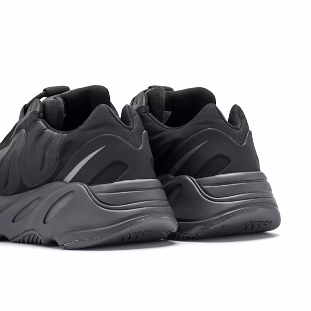 Yeezy 700 MNVN Triple Black - Imagem 4