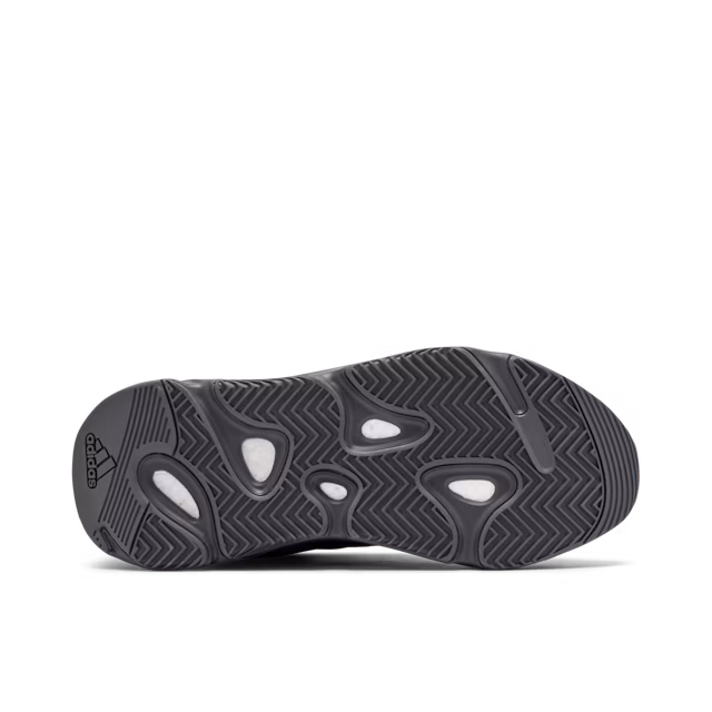 Yeezy 700 MNVN Triple Black - Imagem 5