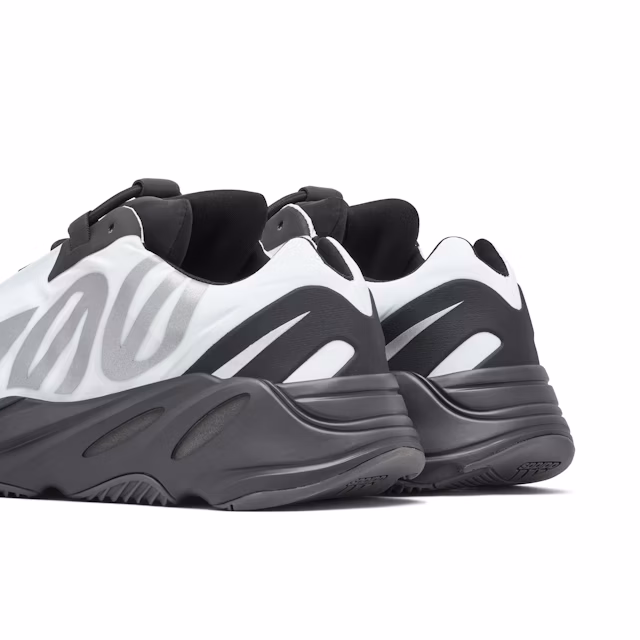 Yeezy Boost 700 MNVN Blue Tint - Imagem 3